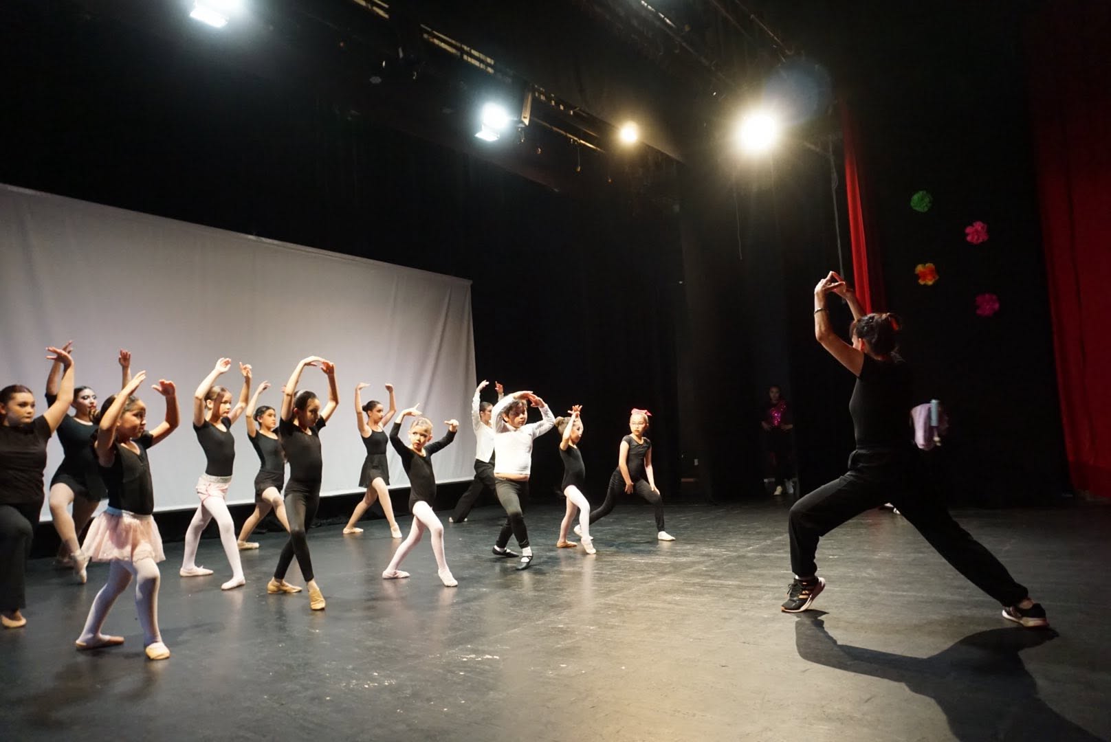 Estudiantes de ballet practicando en el estudio