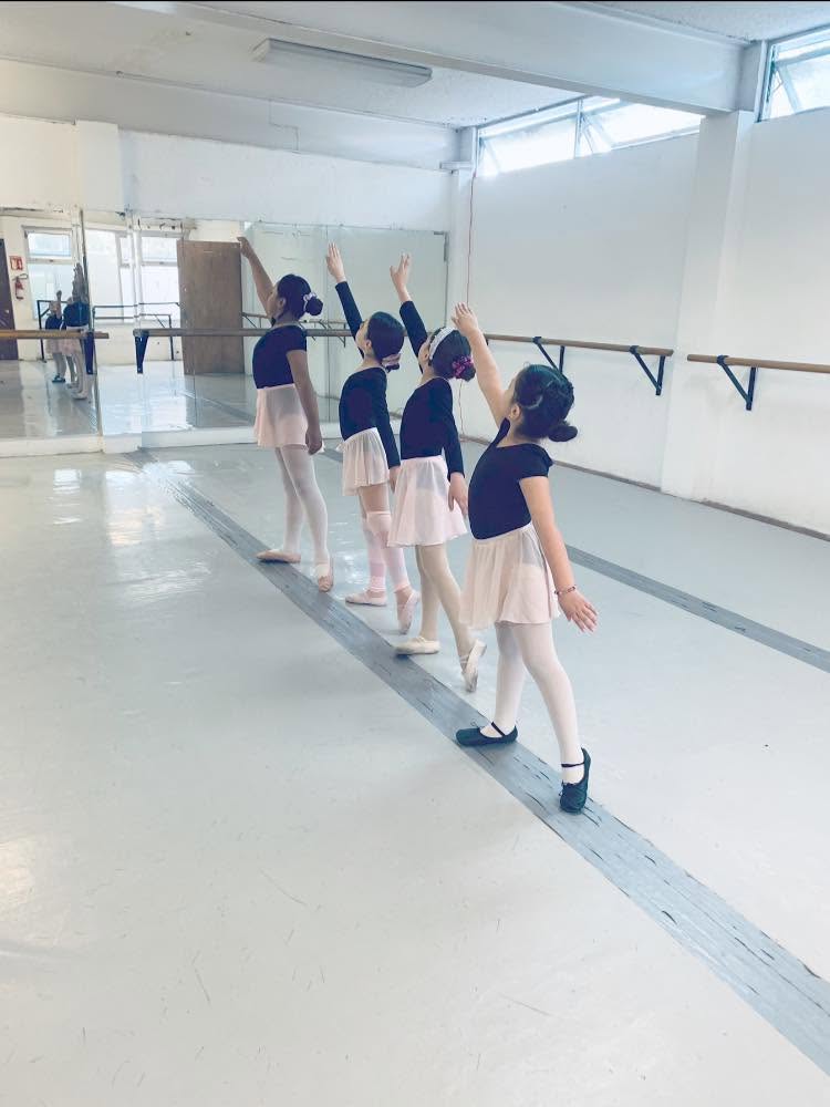 Grupo de danza ensayando sobre el escenario